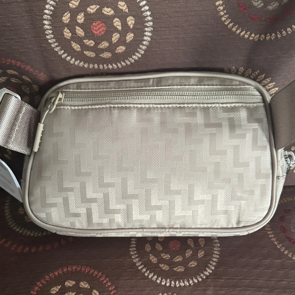 👜 Lululemon Everywhere Belt Bag – L Monogram Jacquard NWT - Picture 2 of 9